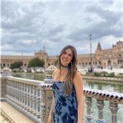 Profesora titulada en Lengua y Literatura Inglesa con mención en Lengua y Literatura Hispánica.